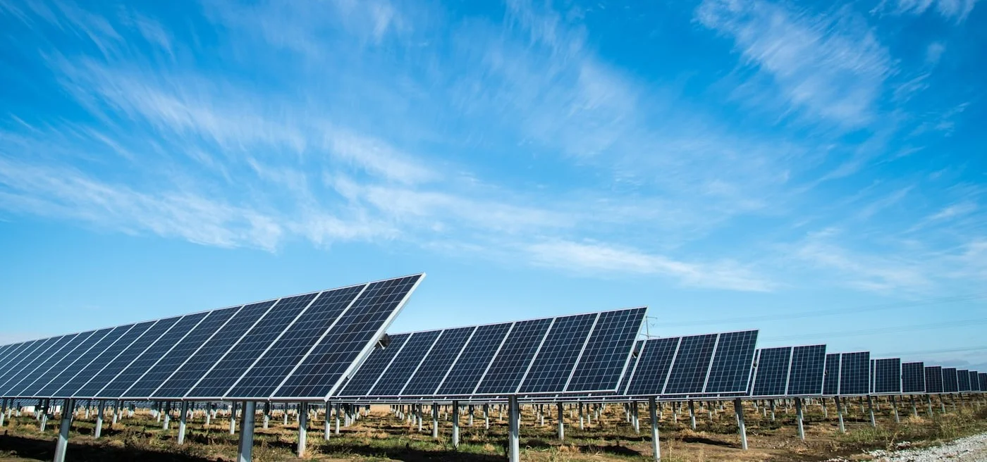 Técnicos especializados instalando painéis solares fotovoltaicos